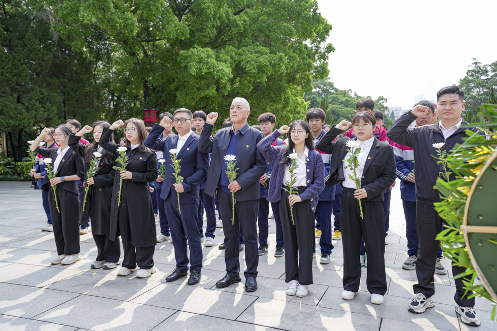 广州华成职校开展清明祭英烈活动.jpg