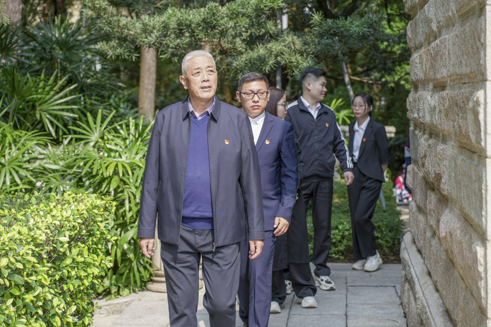 广州华成职校开展清明祭英烈活动.jpg