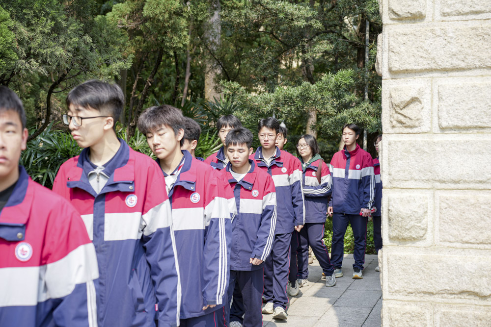 广州华成职校开展清明祭英烈活动.jpg